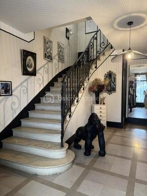 Maison - 276 m² - 8 pièces