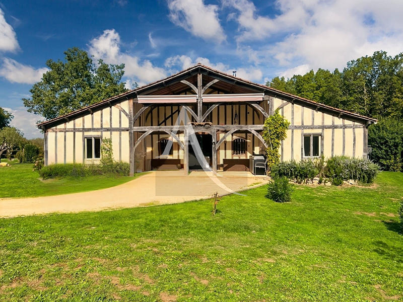 Maison - 250 m² - 8 pièces