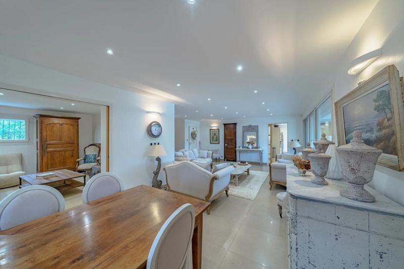 Maison - 335 m² - 12 pièces