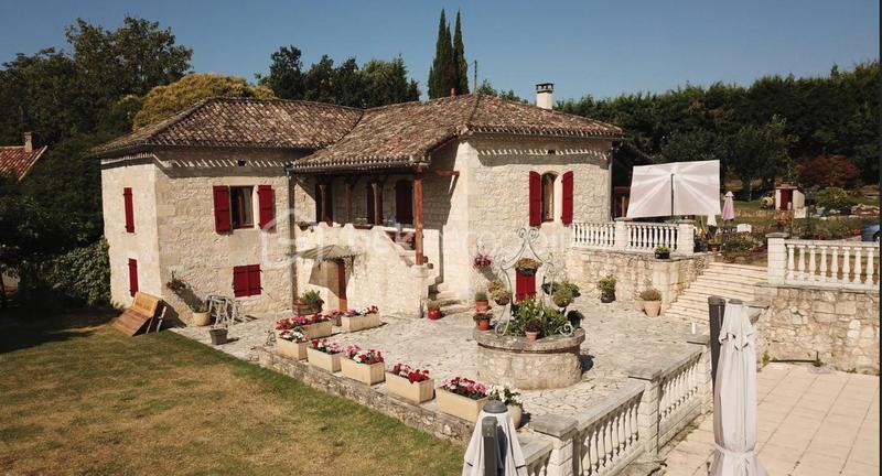 Propriété - 251 m² - 9 pièces