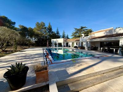 Propriété - 415 m² - 10 pièces