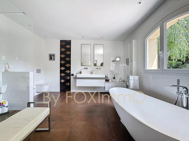 Maison - 230 m² - 6 pièces