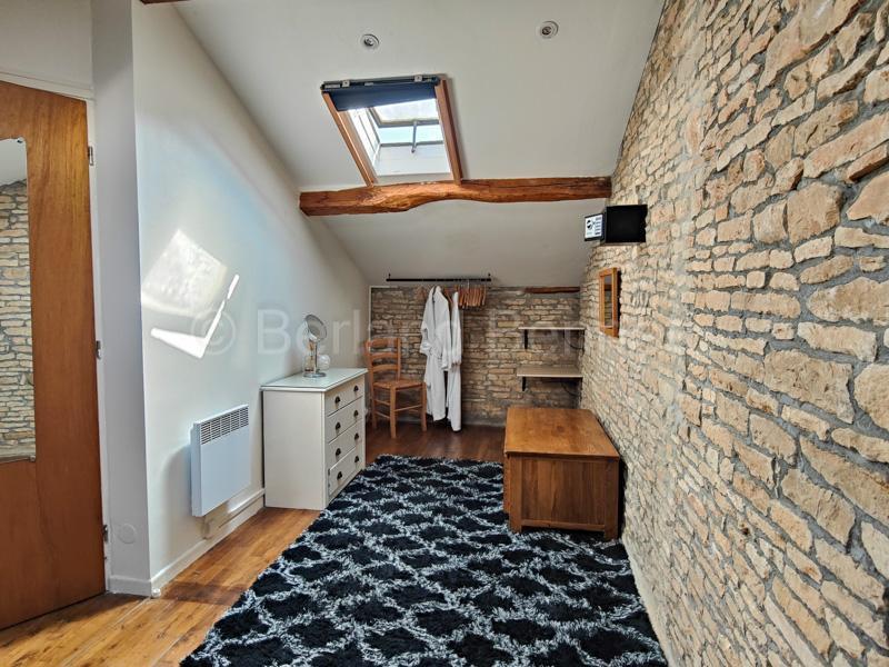 Maison en pierre - 211 m² - 9 pièces