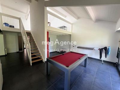 Maison - 180 m² - 8 pièces