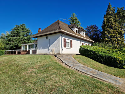 Maison - 225 m² - 11 pièces