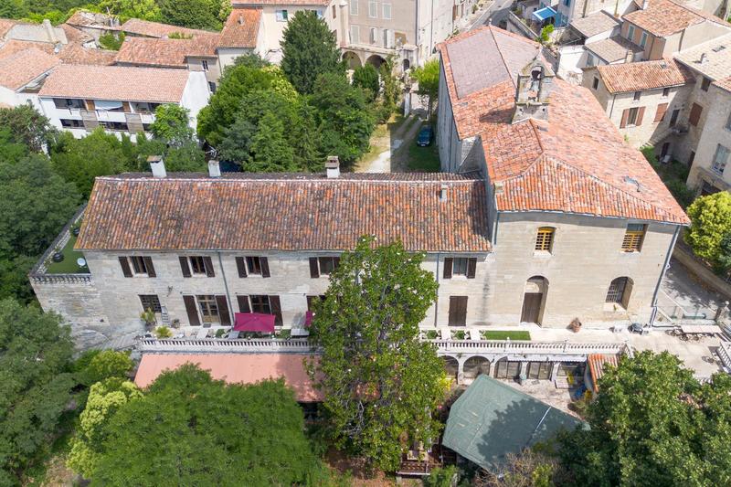 Maison - 2 000 m² - 24 pièces