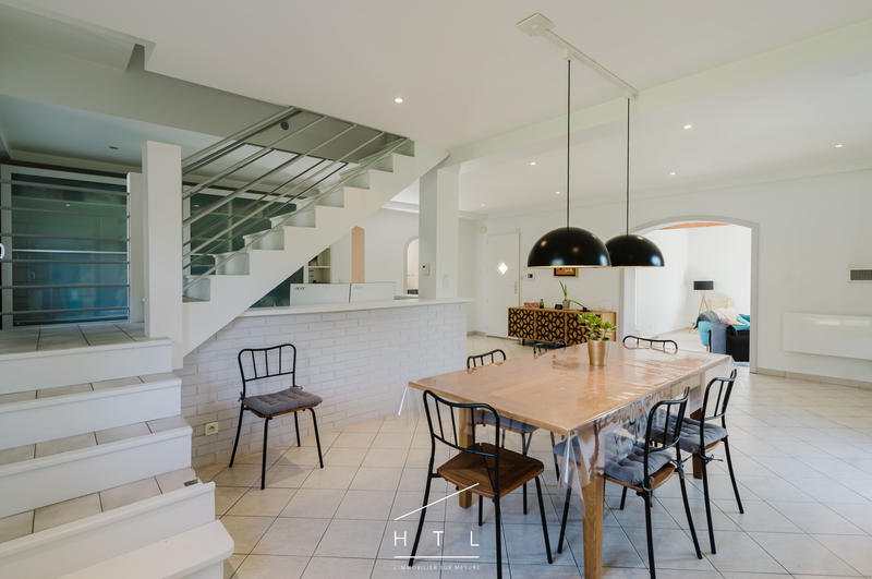 Maison - 225 m² - 9 pièces