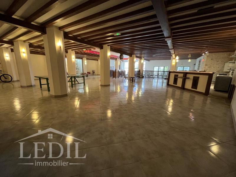 Local commercial - 710 m² - 1 pièce