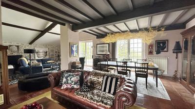 Maison - 230 m² - 7 pièces