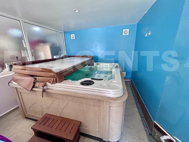 Maison traditionnelle - 199 m² - 7 pièces