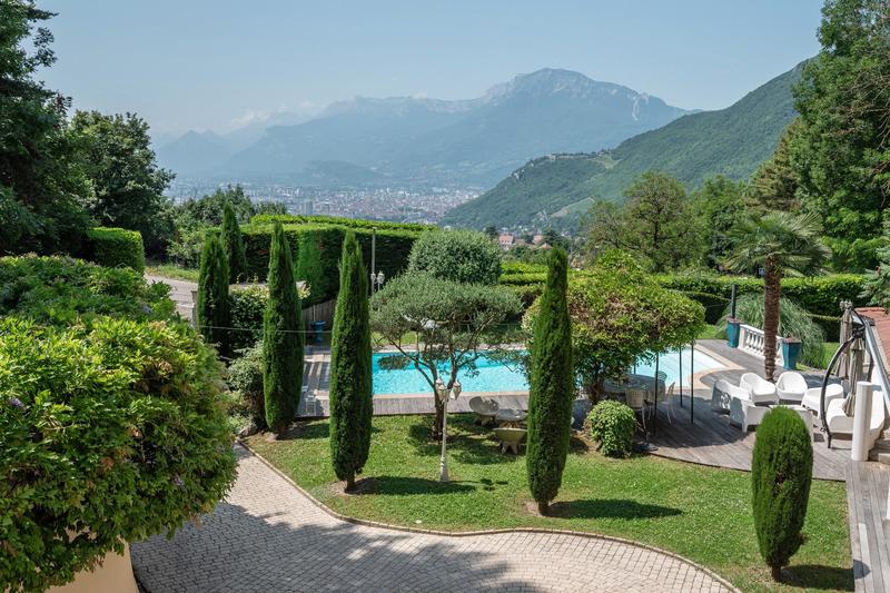 Maison - 335 m² - 8 pièces