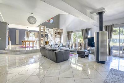 Maison - 250 m² - 12 pièces