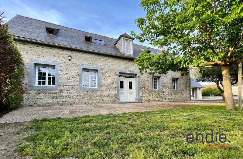 Maison - 230 m² - 8 pièces