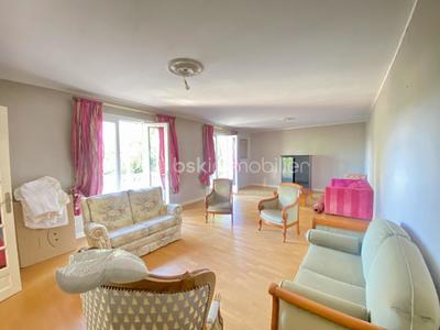 Maison - 234 m² - 8 pièces