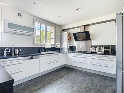 Maison - 219 m² - 8 pièces