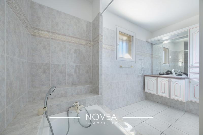 Maison traditionnelle - 179 m² - 8 pièces