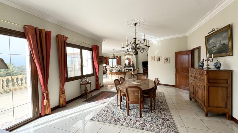 Propriété - 300 m² - 8 pièces