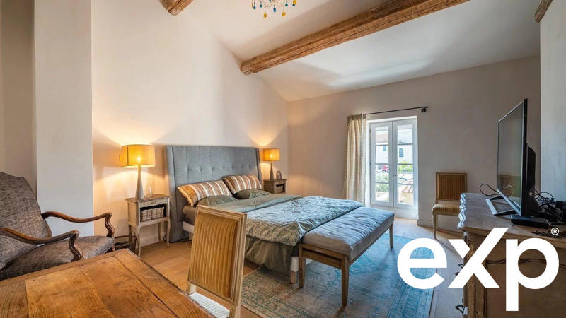 Maison traditionnelle - 252 m² - 7 pièces