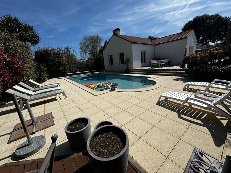 Maison - 220 m² - 5 pièces