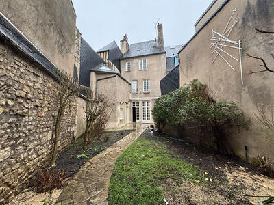 Maison - 255 m² - 9 pièces