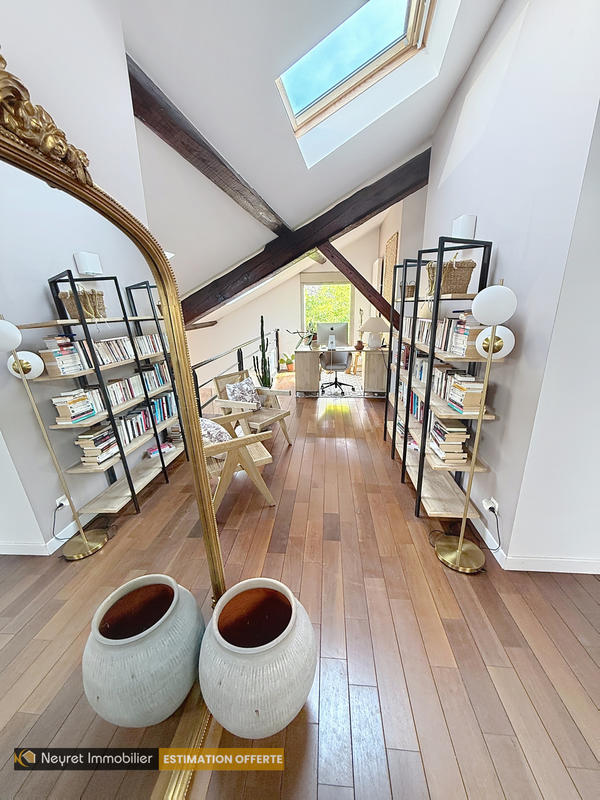 Maison - 270 m² - 8 pièces