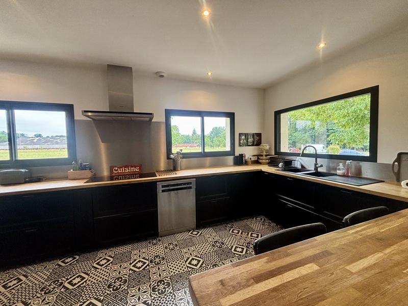 Maison - 250 m² - 8 pièces