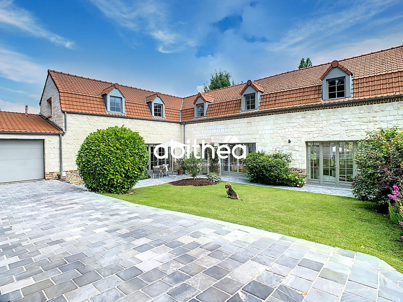 Maison - 250 m² - 8 pièces