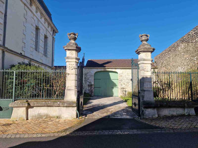 Maison - 331 m² - 10 pièces