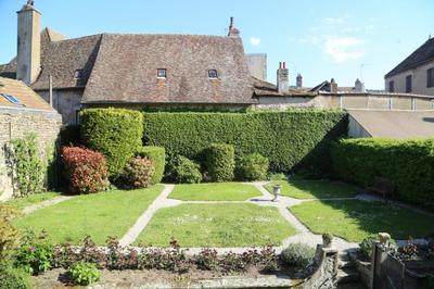 Maison - 240 m² - 8 pièces