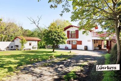 Maison - 220 m² - 10 pièces