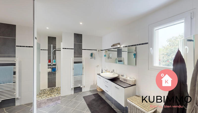 Maison - 214 m² - 8 pièces