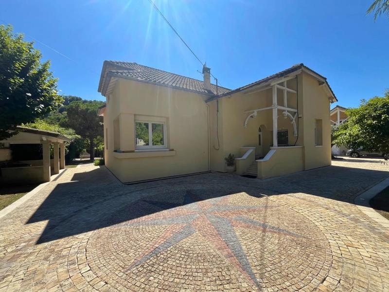 Maison - 275 m² - 7 pièces