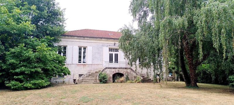 Propriété - 240 m² - 11 pièces