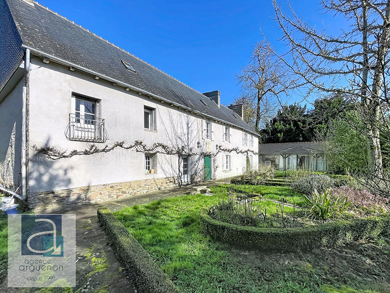 Maison - 250 m² - 8 pièces