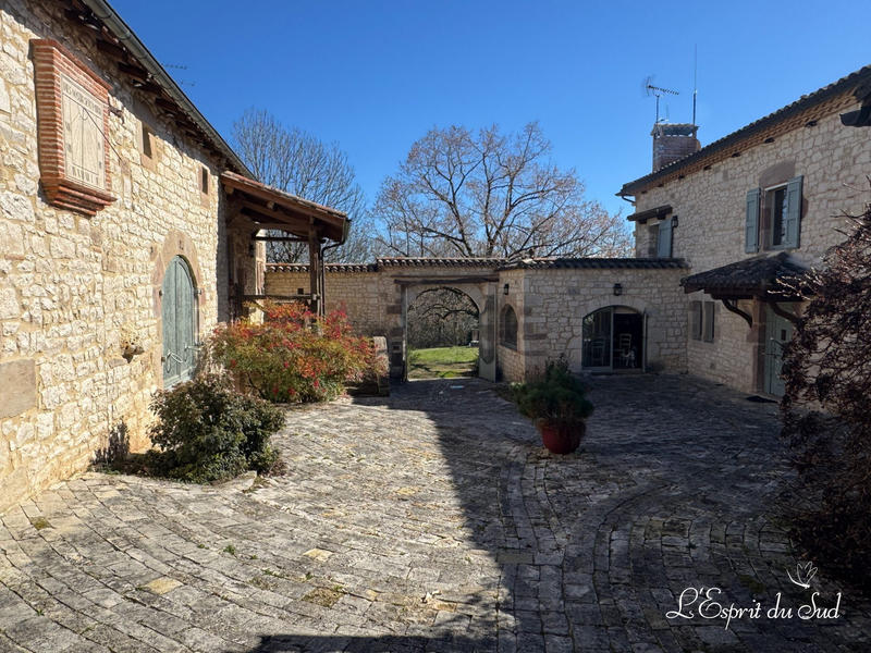 Maison - 330 m² - 9 pièces