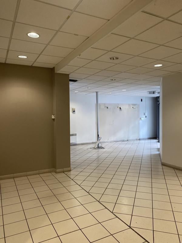 Local commercial - 207 m² - 4 pièces