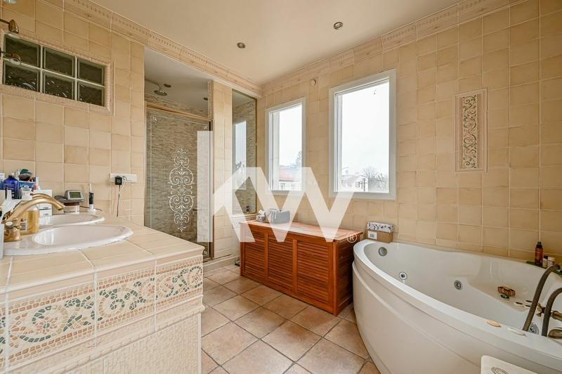 Maison - 230 m² - 8 pièces