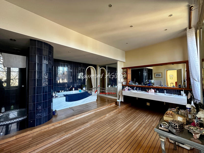 Maison - 510 m² - 11 pièces