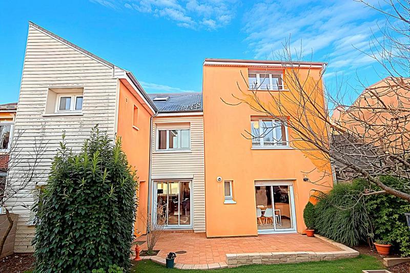 Maison - 200 m² - 13 pièces