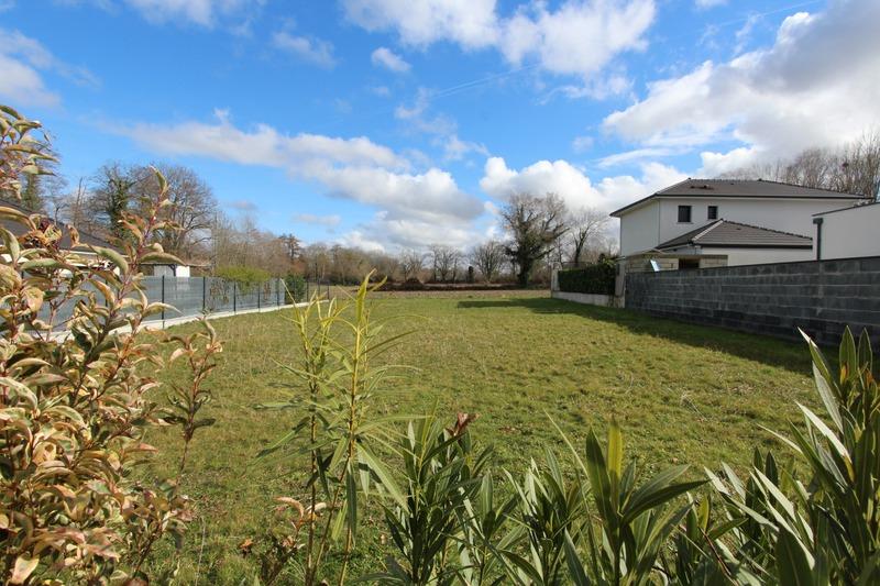 Terrain constructible - 823 m²