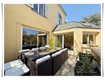 Maison - 290 m² - 12 pièces