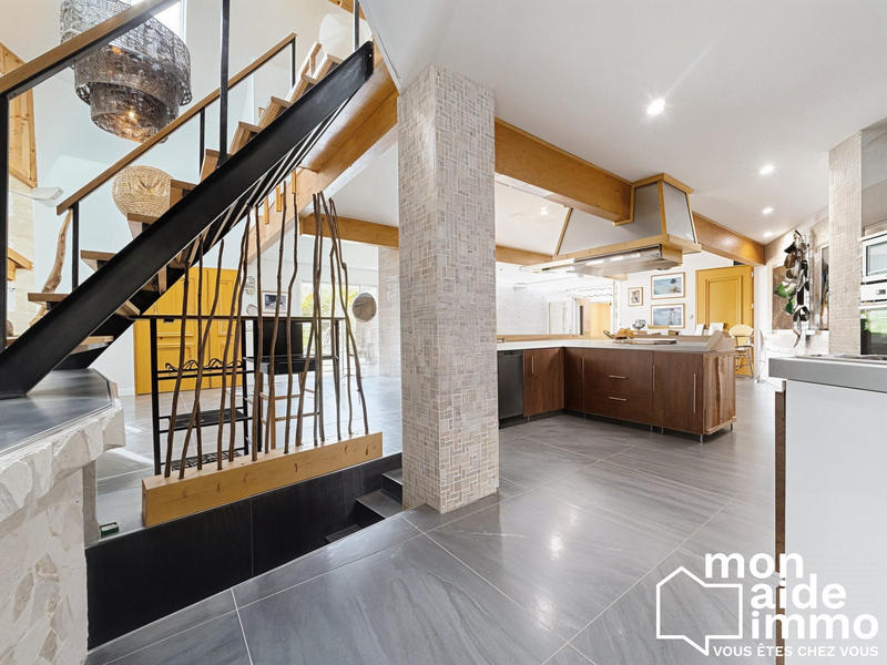 Maison - 220 m² - 6 pièces