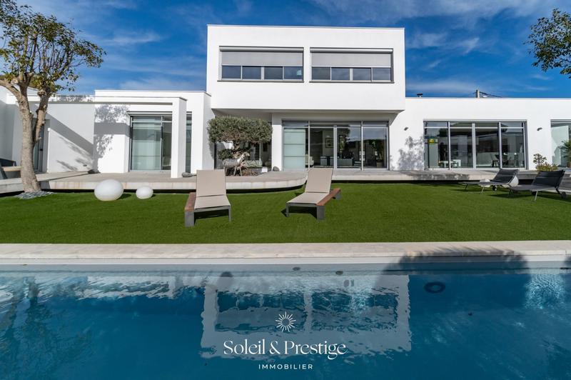 Maison - 313 m² - 8 pièces