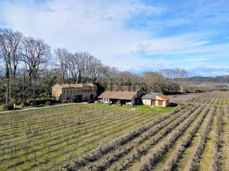 Propriété - 1 000 m² - 30 pièces