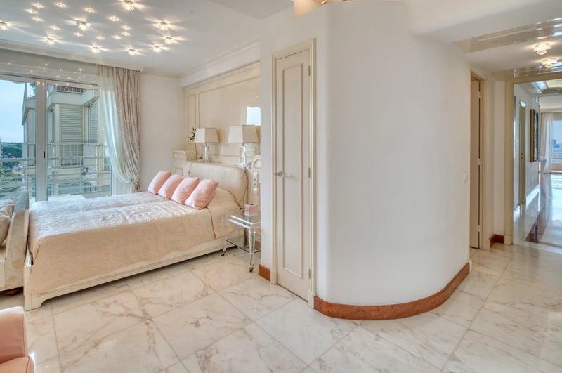 Appartement - 270 m² - 8 pièces