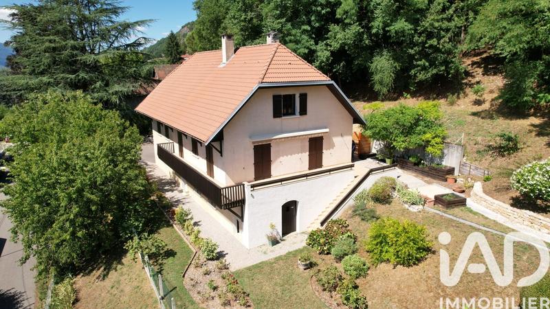 Maison - 257 m² - 9 pièces