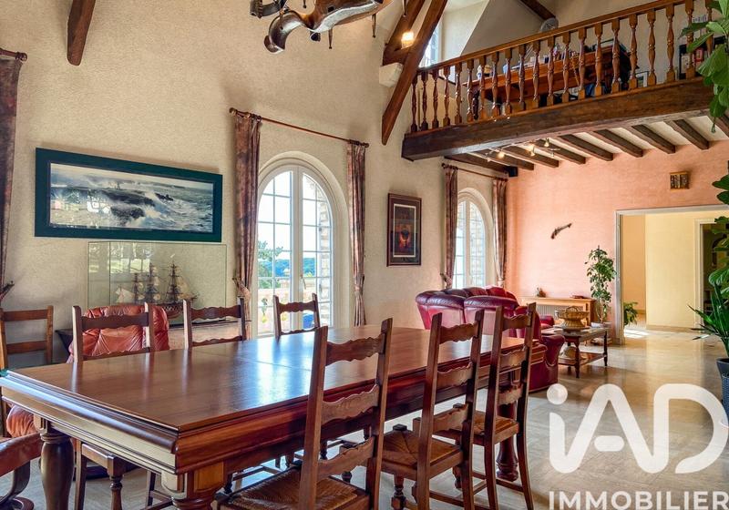 Maison - 230 m² - 8 pièces