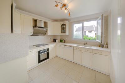 Maison - 300 m² - 16 pièces