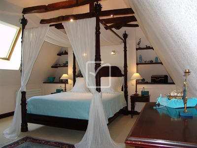 Maison - 330 m² - 12 pièces