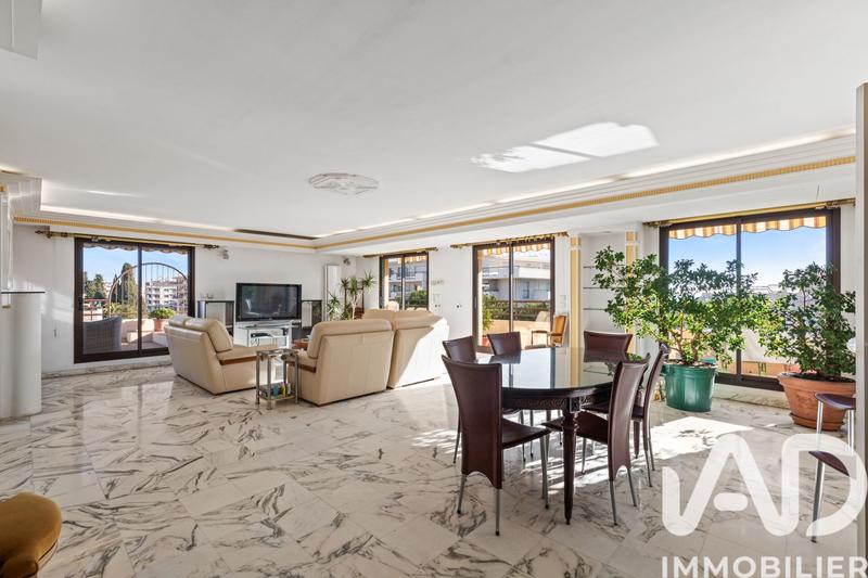 Appartement - 211 m² - 6 pièces